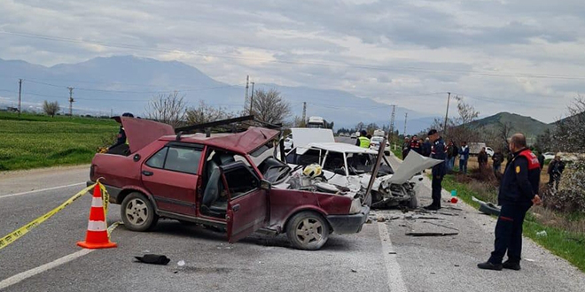 �zmir'de iki otomobilin �arp��mas� sonucu 2 ki�i �ld�