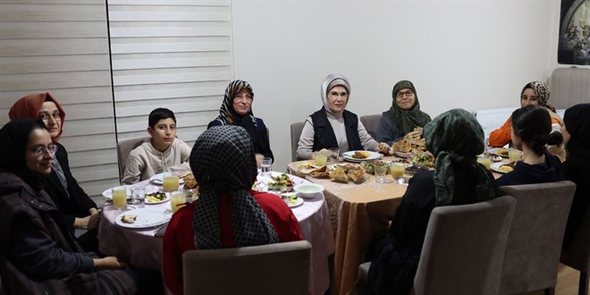 Emine Erdoan, Bakentte depremzede ailenin evinde iftar yapt