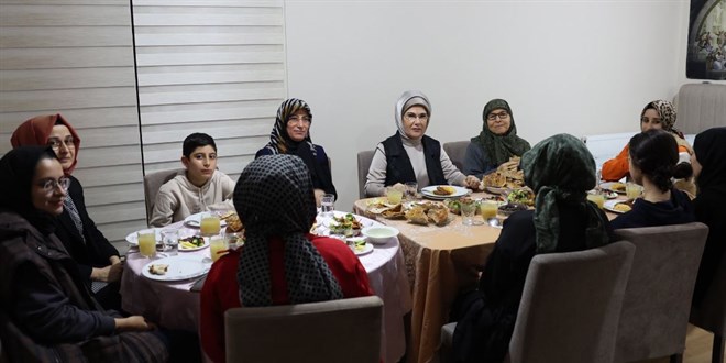 Emine Erdoğan, Başkentte depremzede ailenin evinde iftar yaptı