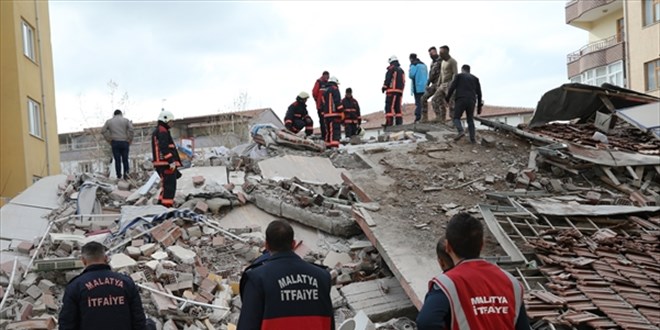 Malatya'da 5 katlı ağır hasarlı bina kendiliğinden çöktü