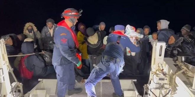 İzmir açıklarında lastik botlardaki 59 düzensiz göçmen kurtarıldı