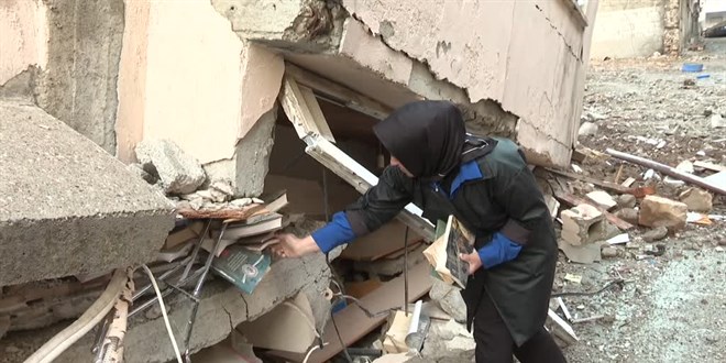 Babasının deprem enkazında kalan 25 bin kitabını kütüphanede yaşatacak