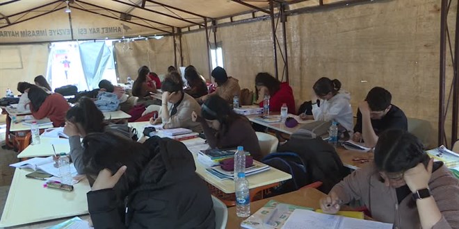 Düzce depremini yaşayan öğretmen, meslektaşlarıyla çadırda öğrencileri YKS'ye hazırlıyor
