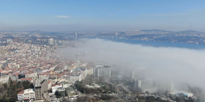 İstanbul Boğazı'nda sis etkili oluyor