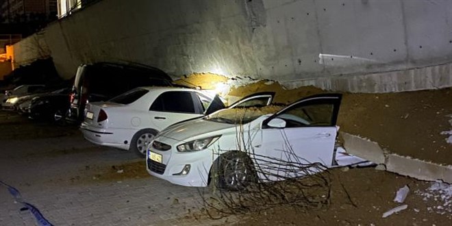 Yozgat'ta istinat duvarı çöktü: 11 araç ezildi