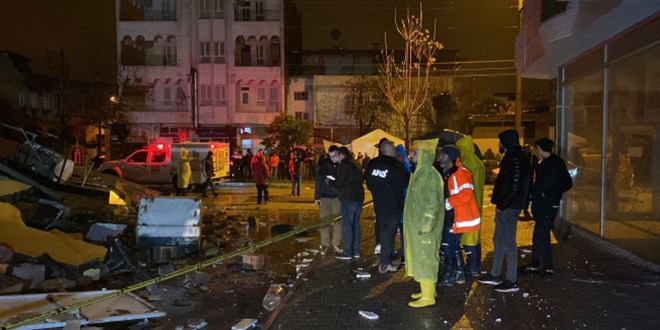 Adıyaman'da ağır hasarlı bina kendiliğinden çöktü