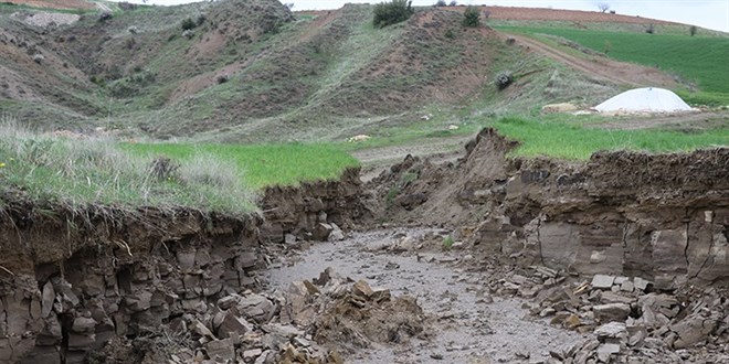 Adıyaman'da deprem tepelik alanı ikiye böldü
