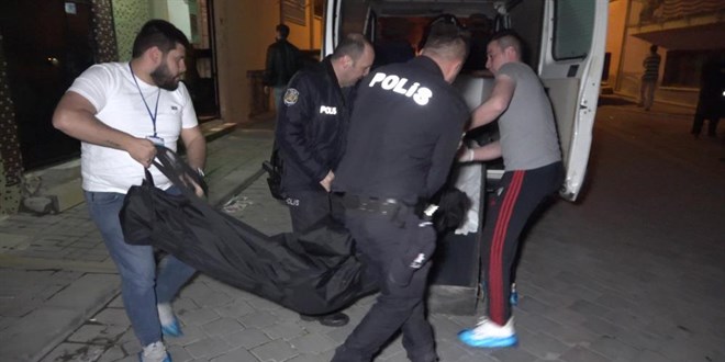 Kocasını göğsünden ve karnından bıçaklayarak öldürdü