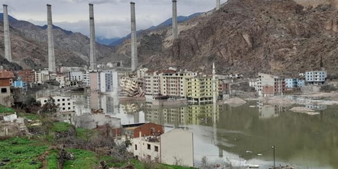 Yusufeli'nde baraj suları terk edilen binalara girdi
