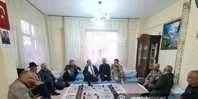 Hakkari Valisi Akbıyık, şehit ailesinin evinde iftar yaptı