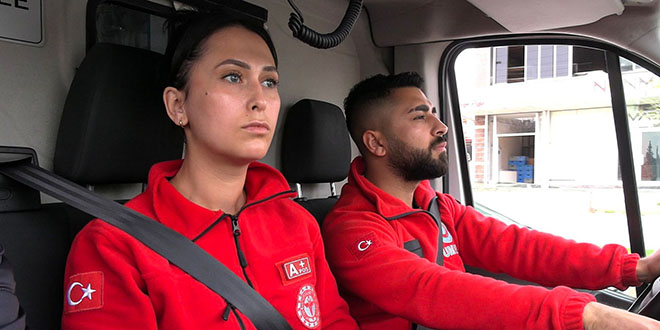 Depremzede sağlık çalışanı ailesini güvenli yere bırakıp yardımına koştu