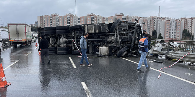 İBB'ye ait yol bakım aracına çarpan kamyonun sürücüsü öldü