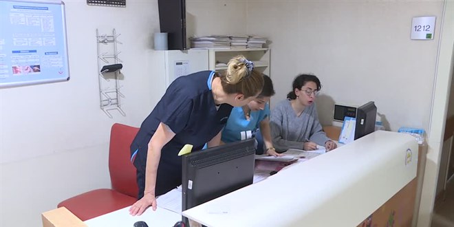 Depremde annesi ve ablasını yitirdi, acısına rağmen hastaları bırakmadı