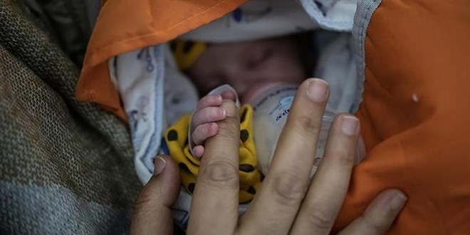 Depremzede bebekler sütannelerini bekliyor