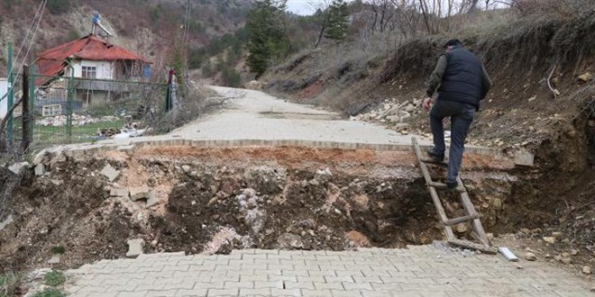 Kahramanmaraş'ta 1,5 metre çöken yol mahalleyi ikiye ayırdı