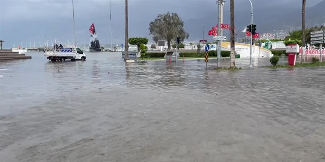 İskenderun'da lodos ve sağanak hayatı olumsuz etkiledi