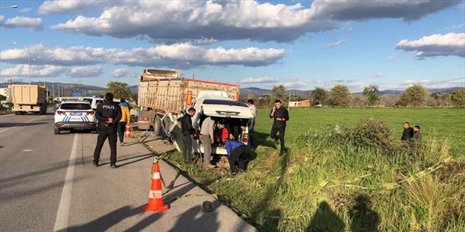 Balıkesir'de tıra çarpan panelvan minibüsteki 2 kişi öldü, 4 kişi yaralandı