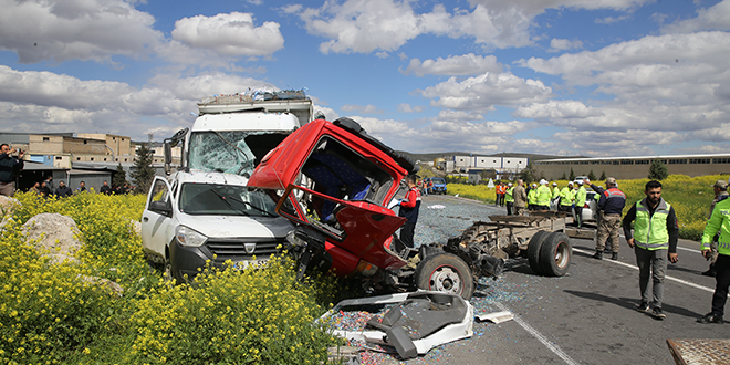 Şanlıurfa'da üç aracın karıştığı trafik kazasında 2 kişi öldü
