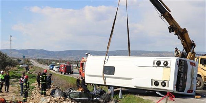 Denizli'de tur midibüsü ile otomobil çarpıştı, 2 kişi öldü, 23 kişi yaralandı