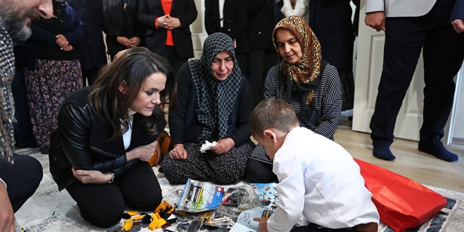 Macaristan Cumhurbaşkanı, Adana'da 5 yaşındaki depremzede çocuğu ziyaret etti