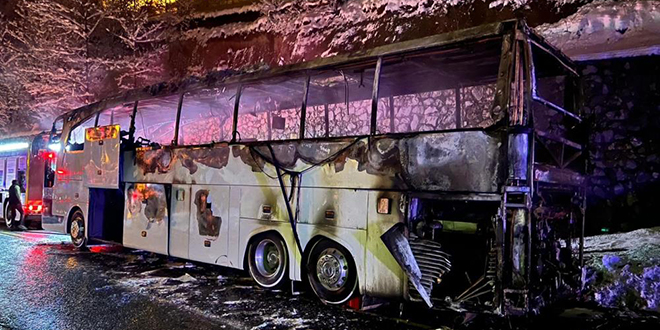 Polisleri taşıyan otobüs Zigana Dağı'nda alev aldı