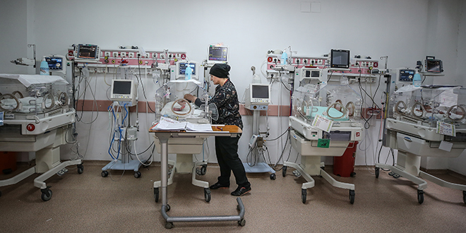 Depremlerde ayakta kalan hastanede 625 bebek doğdu