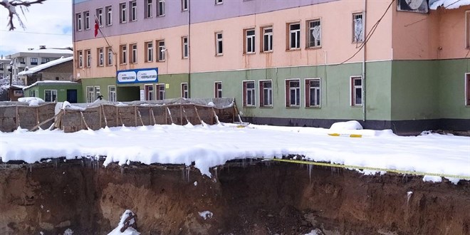 Temel kazısında insan kemikleri çıkan okulun inşaatı durduruldu
