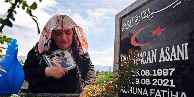 Oğlunun katiline verilen cezayı, mezarı başında ağlayarak okudu