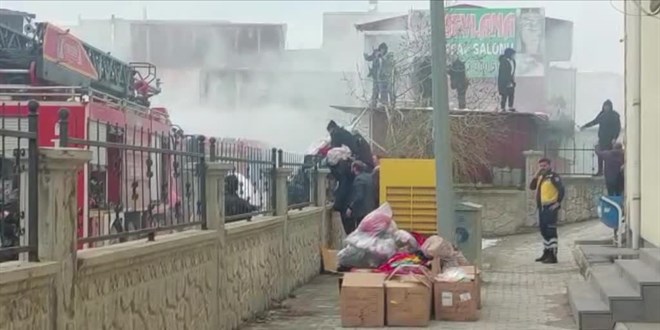 Van'da halk pazarında çıkan yangın kontrol altına alındı