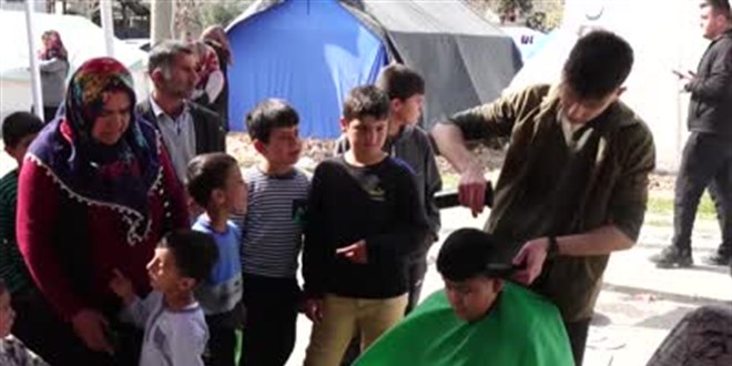 Adıyaman'da gönüllü berber ve kuaförler depremzedelerin saçını kesti