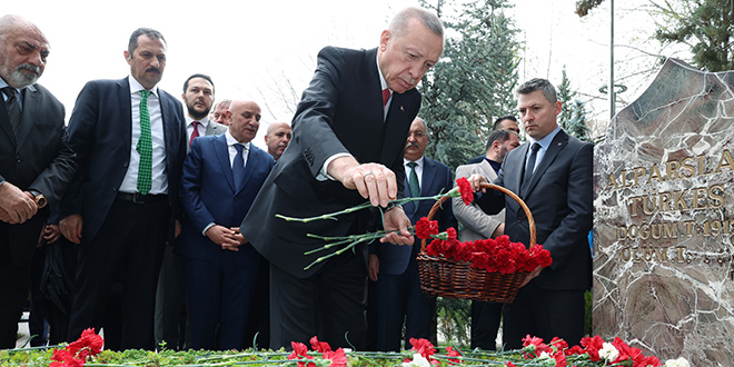 Cumhurbaşkanı Erdoğan, Alparslan Türkeş'in kabrini ziyaret etti