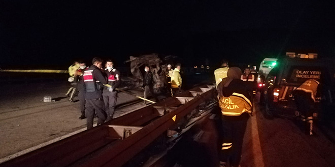 Devrilerek alev alan tırda sıkışan 2 kişi öldü