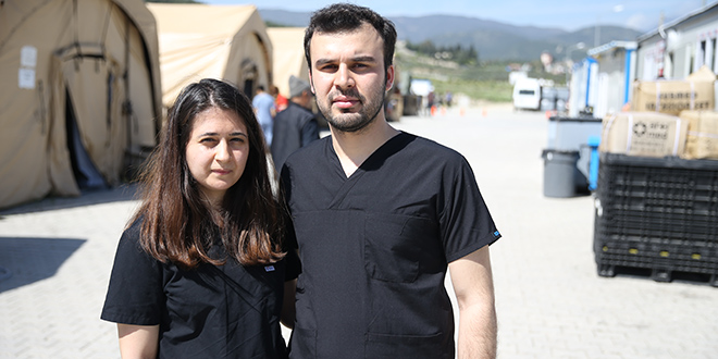 Yeni evlenen doktor çift Hatay'da depremzedeleri yalnız bırakmıyor