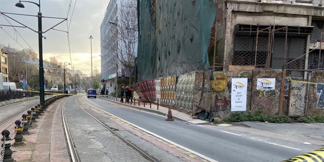 Beyolu'nda yklma riski bulunan tarihi metruk bina kt