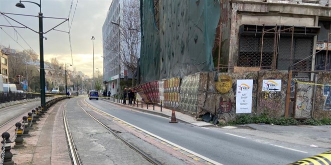 Beyoğlu'nda yıkılma riski bulunan tarihi metruk bina çöktü