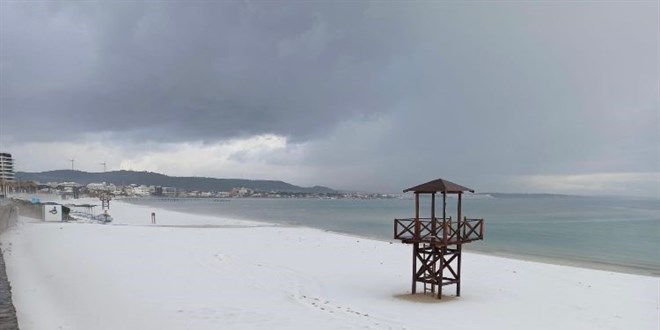 Kar yağmadı ama Çeşme beyaza büründü