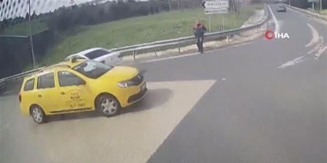 'Dur' ihtarına uymayan şüpheli sürücü, polise böyle çarpıp kaçtı