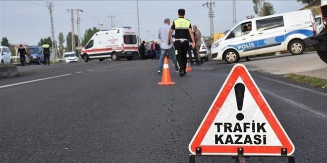 Aksaray'da srcs 'dur' ihtarna uymayan otomobil polis aracna arpt