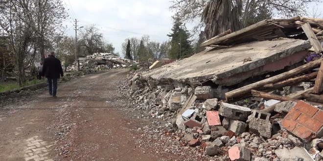 Deprem mahalleyi yıktı geçti, 20 evden sadece 4'ü ayakta kaldı: 18 kişi can verdi