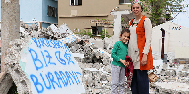 'Yklsak da biz buradayz' yazdklar hasarl evinin nnden ayrlmyor
