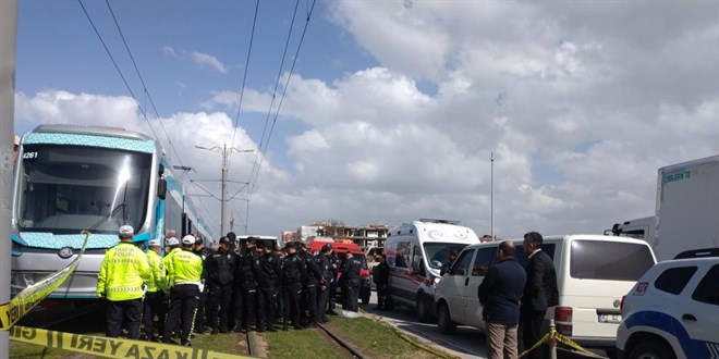 Çocuğuyla tramvayın altında kalan anne hayatını kaybetti