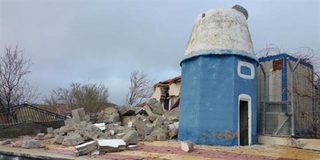Fırtınada caminin minaresi devrildi, imam yaralandı