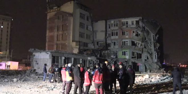 Depremde ağır hasar gören 5 katlı bina kendiliğinden çöktü