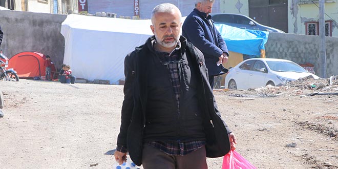 Depremde oğlunu kaybeden müezzin, afetzede ailelerin yardımına koşuyor