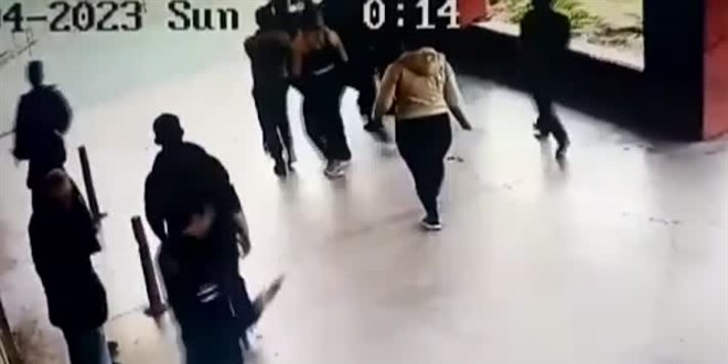 İzmir'de hastanede polisi ve güvenlik görevlilerini darbeden şüphelilerden 1'i tutuklandı