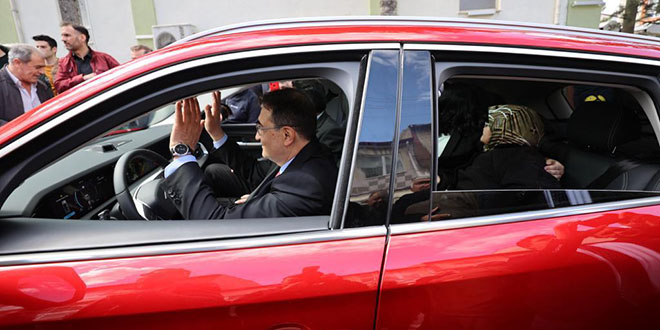 Bakan Dnmez, Togg'a binmek isteyen Glistan teyzeyi krmad