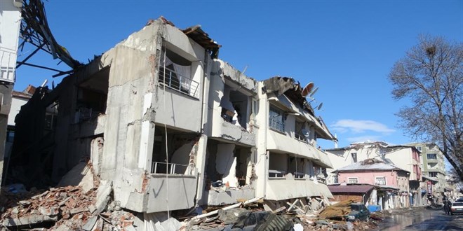 Yklan duvarn altnda kalan ky korucusu hayatn kaybetti