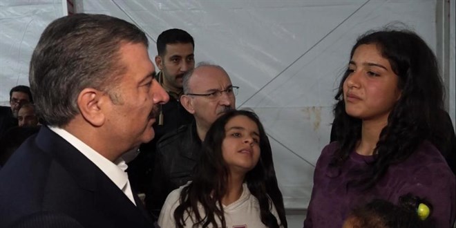 Depremzede ocuk Bakan Koca'y duygulandrd