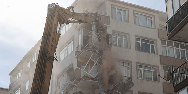 Bahçelievler'de kolonlarında çatlak tespit edilen 46 yıllık bina yıkılacak