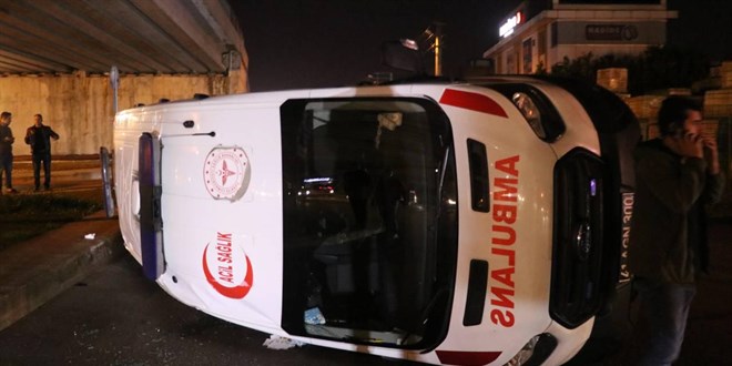 Otobüsle ambulans çarpıştı: 3 sağlık görevlisi yaralandı